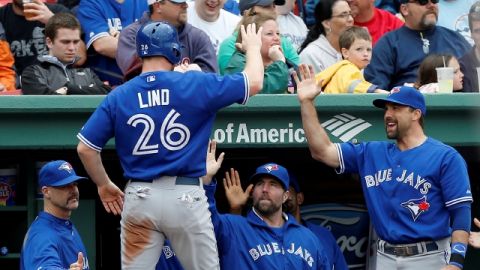 Adam Lind (26) recibe el saludo de sus compañeros después de batear cuadrangular ante Junichi Tazawa, el cerrador de los Medias Rojas.