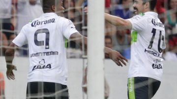 Andrés Rentería (izq.) celebra su gol con Hércules Gómez.