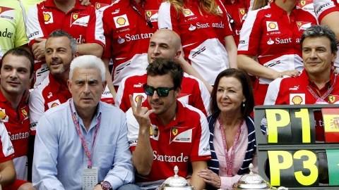 Fernando Alonso posa junto a sus padres José Luis Alonso y Ana Díaz y  miembros de su equipo Ferrari.