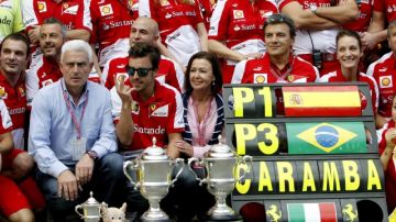 Fernando Alonso posa junto a sus padres José Luis Alonso y Ana Díaz y  miembros de su equipo Ferrari.