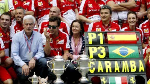 Fernando Alonso posa junto a sus padres José Luis Alonso y Ana Díaz y  miembros de su equipo Ferrari.