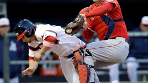 Chris Iannetta (der.), de los Angels, pone out a Casper Wells en la segunda entrada, anoche, en la derrota de los angelinos en Chicago.