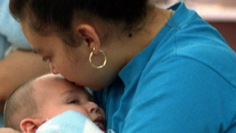 Estudio encuentra que cerebro de la mujer  está   'conectado directamente  a responder ante el llanto de un bebé'.