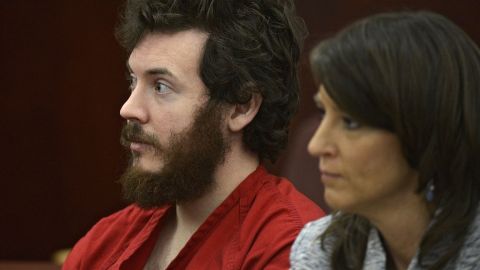 James Holmes junto a su abogada Tamara Brady.