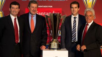 José Manuel de la Torre y Justino Compeán estuvoeron presentes en la develación del trofeo de la Copa Oro 2013