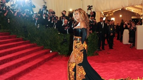 Cuando Beyoncé utilizó este vestido, la semana pasada en NYC, surgieron los rumores de su supuesto segundo embarazo.
