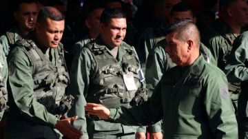 El general mayor, Wilmer Barrientos (derecha), jefe del Plan República, comanda la movilización armada del ejército.