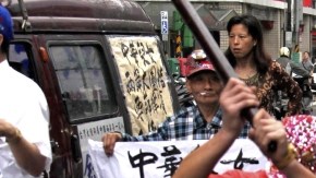 Un manifestante apalea un muñeco mientras cientos de pescadores  marchan hacia la Oficina de Comercio de Filipinas en Taiwán.