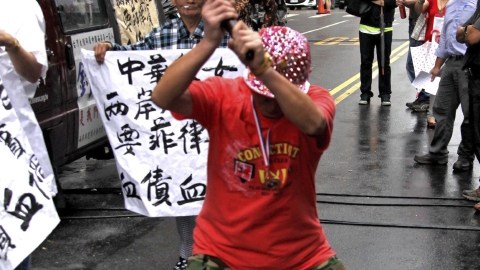Un manifestante apalea un muñeco mientras cientos de pescadores  marchan hacia la Oficina de Comercio de Filipinas en Taiwán.