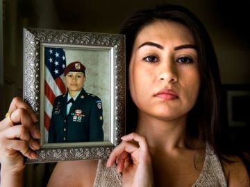 Lucero "Lucy" Gonzalez sostiene una foto de su hermana desaparecida Maribel Manriquez Ramos.