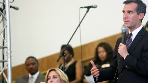Wendy Greuel y Eric Garcetti debaten en Watts, una de las áreas más peligrosas de Los Ángeles, donde prometieron crear un equipo especial contra la violencia.