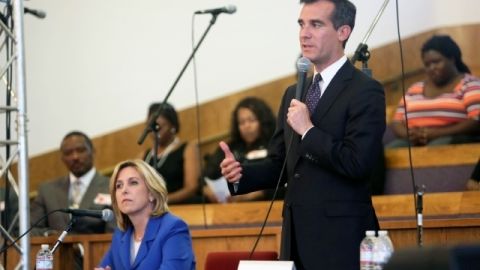 Wendy Greuel y Eric Garcetti debaten en Watts, una de las áreas más peligrosas de Los Ángeles, donde prometieron crear un equipo especial contra la violencia.