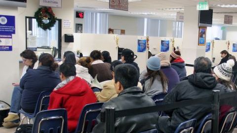 Guatemaltecos y hondureños se quejan de demoras en trámites en sus consulados de Los Ángeles.