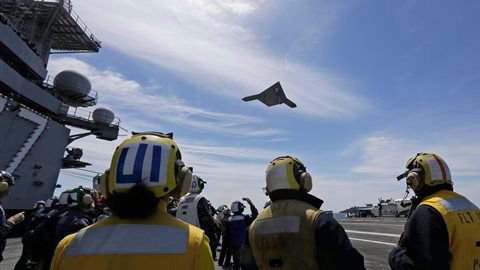 El avión no tripulado despegó y aterrizó desde un portaaviones.