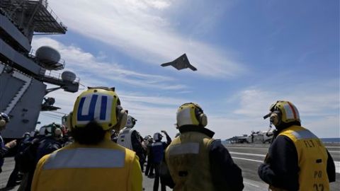 El avión no tripulado despegó y aterrizó desde un portaaviones.