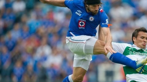 Mariano Pavone, de Cruz Azul, está casi descartado para este partido por lesión