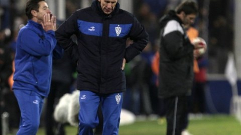 El entrenador de Velez Sarsfield, Ricardo Gareca, lamenta la derrota ante Newell`s Old Boys