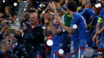 El técnico del Chelsea, Rafa Benítez, levanta el trofeo de campeón de la Liga Europa