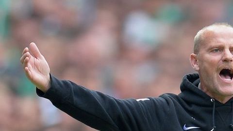 "Why? -o "Weil?" en alemán- parece decir el entrenador del SV Werder Bremen, Thomas Schaaf.