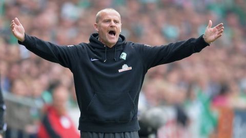 "Why? -o "Weil?" en alemán- parece decir el entrenador del SV Werder Bremen, Thomas Schaaf.