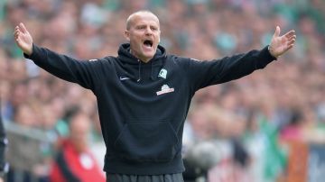 "Why? -o "Weil?" en alemán- parece decir el entrenador del SV Werder Bremen, Thomas Schaaf.