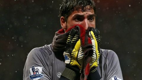 El arquero del Wigan Joel Robles lamenta la derrota ante el Arsenal