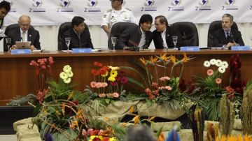 El presidente de Bolivia  Evo Morales (c) que es el anfitrión, dijo que 'se necesita una OEA para los pueblos y no al servicio del imperio' .