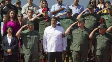 El presidente de Venezuela, Nicolás Maduro (c)  junto al alto mando militar e integrantes de su gabinete ministerial en  una ceremonia en el patio de la Academia Militar.
