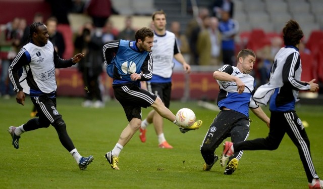 Juan Mata, del Chelsea, controla el balón durante el entrenamiento previo a la final de la Liga Europa.