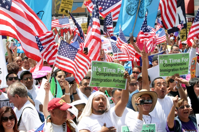 'Es tiempo que haya una reforma migratoria' rezaba el letrero que cargaba un inmigrante durante la marcha del 1 de mayo.