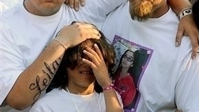 El padre de Leila, Barney Fowler, centro, y su madre Crystal Walters, derecha, apoyada en su hombro asisten a una vigilia en la escuela Jenny Lind en Valley Springs, California.