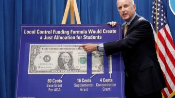 Jerry Brown, gobernador de California, da a conocer el  plan presupuestario  para el año fiscal 2013-14 que abarca una mayor inversión en las escuelas públicas del estado.