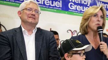 Greuel anunció su rechazo a un anuncio que la vincula con la Proposición 187 que intentó dejar de proveer servicios sociales a los inmigrantes indocumentados.