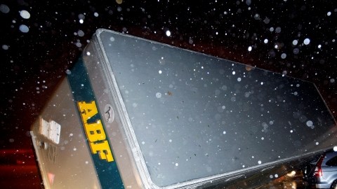 Un camión de carga cayó sobre un auto en el poblado de Cleburne, Texas durante la tormenta de anoche.