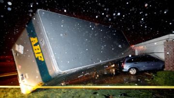 Un camión de carga cayó sobre un auto en el poblado de Cleburne, Texas durante la tormenta de anoche.