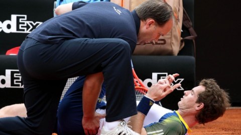 El británico Andy Murray recibe tratamiento de su fisioterapeuta por los problemas de espalda que sufrío en su partido de ayer en Roma.