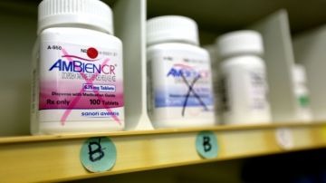 Botellas de Ambien se ven en una farmacia de LA. La FDA aprobó nuevas dosis recomendables del medicamento.
