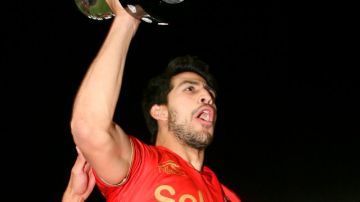 Imagen de Ever Guzmán levantando el trofeo de campeón del torneo Clausura 2013, del Ascenso MX
