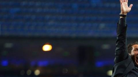 Los 'Colchoneros' avientan por los aires a su técnico, el argentino Diego Simeone.