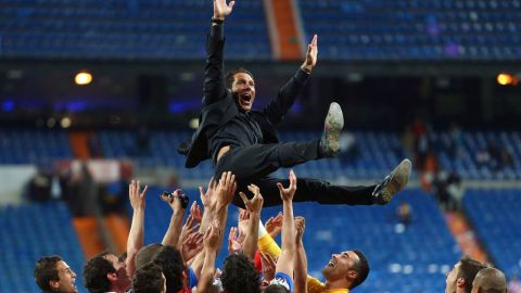 Los 'Colchoneros' avientan por los aires a su técnico, el argentino Diego Simeone.