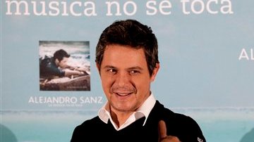 Alejandro Sanz suspendió sus vacaciones para asisir a la gala de los premios Oye!