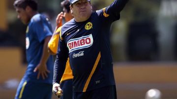 El técnico del América, Miguel Herrera, mantiene a sus jugadores concentrados para el juego decisivo de la semifinal ante Monterrey que se jugará mañana en el Estadio Azteca.
