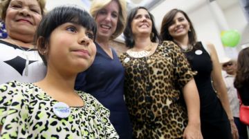 Wendy Greuel, rodeada por latinas de todas las edades, en una celebración del Día de las Madres en Boyle Heights. La contralora busca ser la primera alcaldesa de la ciudad.