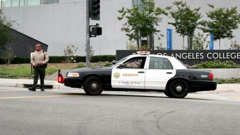 Oficiales del Sheriff resguardan el Colegio Comunitario del Este de Los Ángeles.