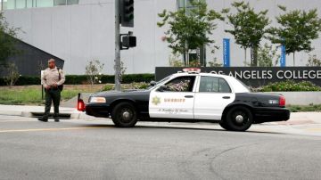 Oficiales del Sheriff resguardan el Colegio Comunitario del Este de Los Ángeles.