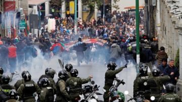 Cientos de trabajadores  protestan en  las calles  y  la policía responde con gases lacrimógenos.