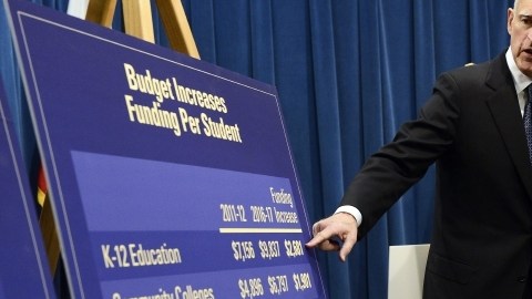 El gobernador de California, Jerry Brown, durante la presentación del presupuesto de California 2013-2014.