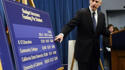 El gobernador de California, Jerry Brown, durante la presentación del presupuesto de California 2013-2014.