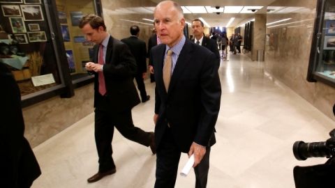 Jerry Brown tendrá en sus manos el futuro del Acta de Confianza.