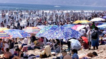 Bañistas en la playa de Santa Monica.